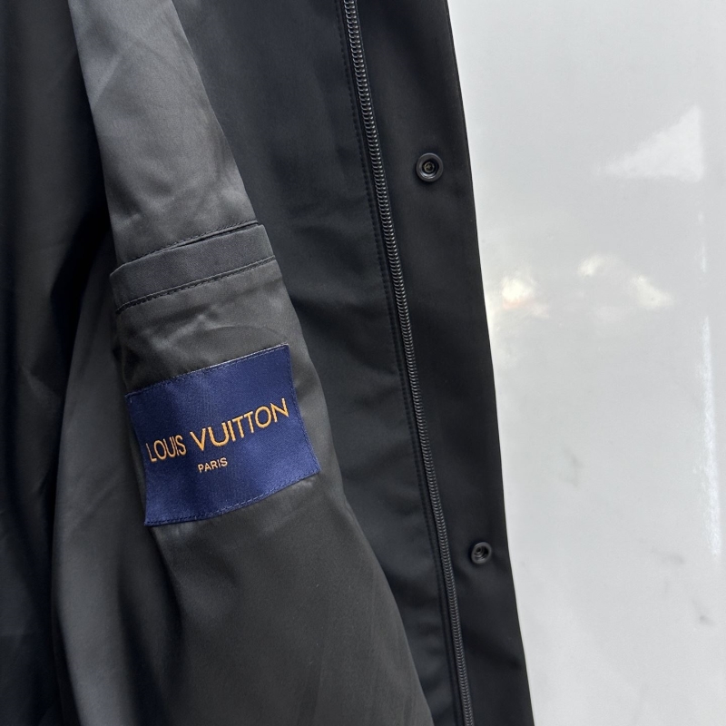 l0vis Vvtt0n outwear